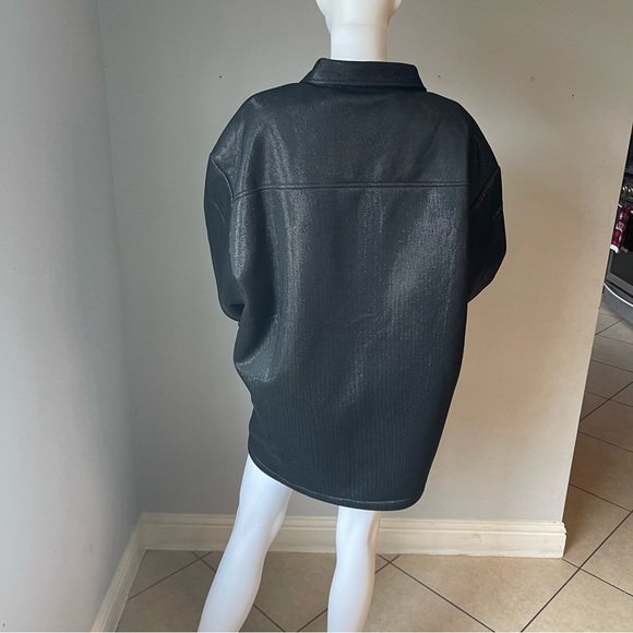 Black Metallic Snap-Button Shacket
Size xxl
For Men 
New
Brand is Forever 21 - Picture 8 of 11